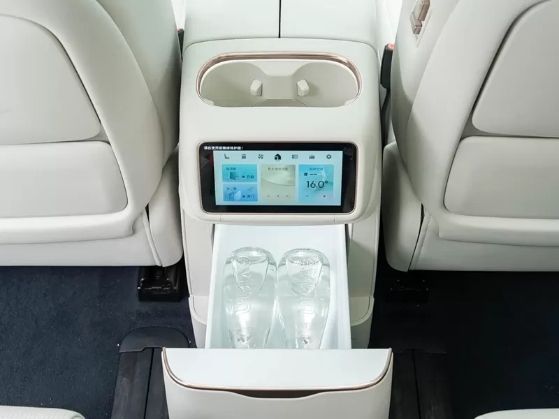 Lynk & Co 900 Large Hybrid SUV Used Export
