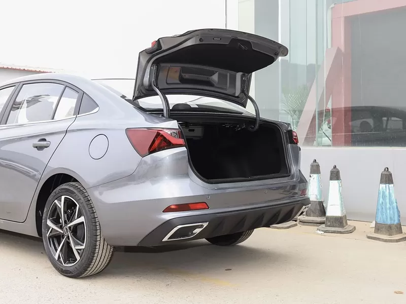 Professional used car exporter Silu offers affordable used Roewe i5